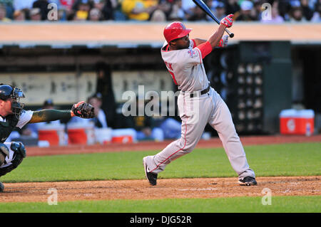 Luglio 10, 2010 - Oakland, CA, Stati Uniti - 09 LUG. 2010; Oakland, CA, Stati Uniti d'America; LA Angeli 2B Howie Kendrick pipistrelli nel sabato il gioco. L atletica battere gli angeli 15-1. (Credito Immagine: © Scott Beley/Southcreek globale/ZUMApress.com) Foto Stock