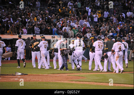 Luglio 10, 2010 - Oakland, CA, Stati Uniti - 09 LUG. 2010; Oakland, CA, Stati Uniti d'America; Oakland A's compagni di squadra mi congratulo con ogni altro dopo il sabato il gioco. L atletica battere gli angeli 15-1. (Credito Immagine: © Scott Beley/Southcreek globale/ZUMApress.com) Foto Stock