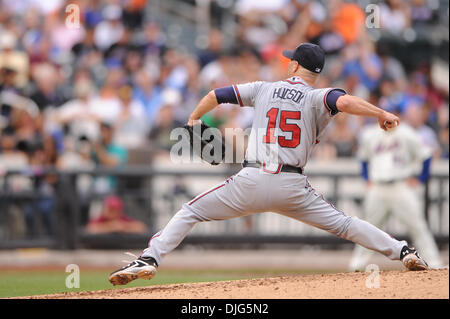 10 Luglio 2010: Atlanta Braves a partire lanciatore Tim Hudson (15) passi durante la MLB azione come il Braves sconfiggere il Mets 4-0 al Citi Field nel lavaggio, N.Y. (Credito Immagine: © sarà Schneekloth/Southcreek globale/ZUMApress.com) Foto Stock