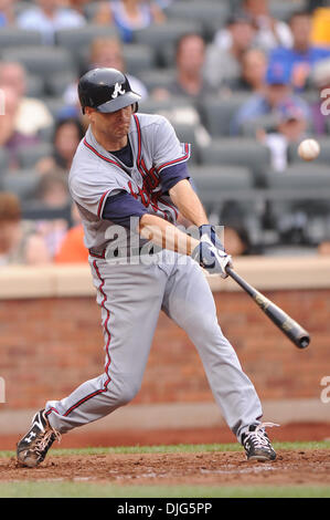 10 Luglio 2010: Atlanta Braves a partire lanciatore Tim Hudson (15) pipistrelli durante la MLB azione come il Braves sconfiggere il Mets 4-0 al Citi Field nel lavaggio, N.Y. (Credito Immagine: © sarà Schneekloth/Southcreek globale/ZUMApress.com) Foto Stock