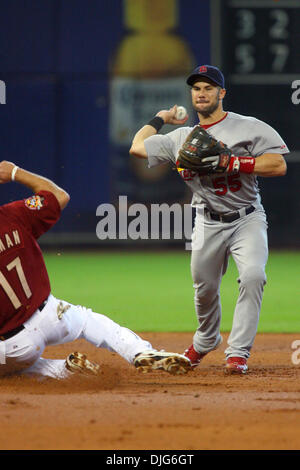 Luglio 11, 2010 - Houston, Texas, Stati Uniti d'America - 11 Luglio 2010: St. Louis Cardinals secondo baseman Skip Schumaker (55) gira un doppio gioco. Il St. Louis Cardinals sconfitto Houston Astros 4 - 2 al Minute Maid Park, Houston, Texas..Mandatory Credit: Luis Leyva/Southcreek globale di credito (Immagine: © Southcreek globale/ZUMApress.com) Foto Stock