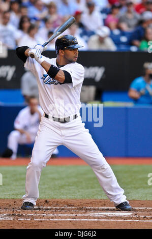 Luglio 11, 2010 - Toronto, Ontario, Canada - 11 Luglio 2010: Blue Jays interbase Alex Gonzalez (11) a bat durante la domenica la partita di baseball. Il Boston Red Sox sconfitto il Toronto Blue Jays 3 - 2 presso il Rogers Centre di Toronto, Ontario..Mandatory Credit: Geoff Bolte / Southcreek globale di credito (Immagine: © Southcreek globale/ZUMApress.com) Foto Stock