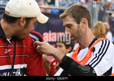 Luglio 12, 2010 - Foxboro, Massachusetts, Stati Uniti d'America - 10 Luglio 2010: Nuova Inghilterra Rivoluzione Steve Ralston (14) autografi una ventola shirt prima gioca match contro la galassia di Los Angeles al Gillette Stadium di Foxboro, Massachusetts..Mandatory Credit: contrassegnare la casella / Southcreek globale di credito (Immagine: © Southcreek globale/ZUMApress.com) Foto Stock