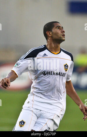 Luglio 12, 2010 - Foxboro, Massachusetts, Stati Uniti d'America - 10 Luglio 2010: Los Angeles Galaxy Defender Leonardo (22) guarda un calcio d'angolo durante la partita contro la Nuova Inghilterra rivoluzione al Gillette Stadium di Foxboro, Massachusetts. La Nuova Inghilterra Rivoluzione ha sconfitto la galassia di Los Angeles 2 -0..Mandatory Credit: contrassegnare la casella / Southcreek globale di credito (Immagine: © Southcre Foto Stock