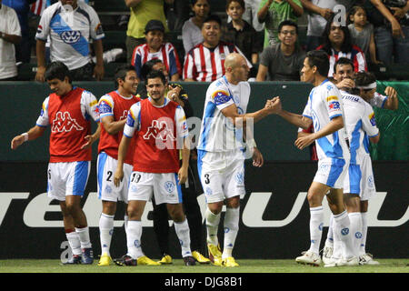 Luglio 15, 2010 - Carson, California, Stati Uniti d'America - 15 Luglio 2010: Puebla FC celebrano il loro secondo obiettivo dell'InterLiga match tra Chivas USA vs Puebla FC al Home Depot Center di Carson, California. Puebla FC è andato a sconfiggere Chivas USA con un punteggio finale di 2-1. Credito: Brandon Parry / Southcreek globale di credito (Immagine: © Southcreek globale/ZUMApress.com Foto Stock