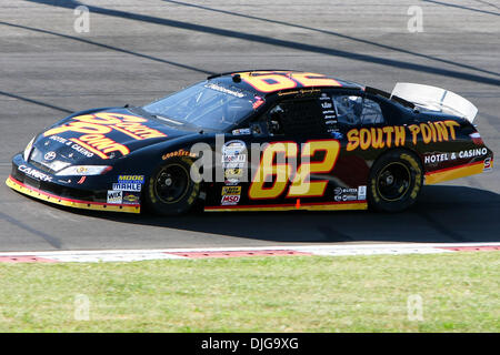 Luglio 17, 2010 - Madison, Illinois, Stati Uniti d'America - 17 Luglio 2010: Brendan Gaughan (#62, South Point Casino & Hotel, Toyota) durante le prove libere di stamattina gira per la NASCAR Nationwide Series Missouri-Illinois Dodge commercianti 250 al gateway International Raceway in Madison, Illinois. Credito - Scott Kane / Southcreek globale. (Credito Immagine: © Southcreek globale/ZUMApress. Foto Stock