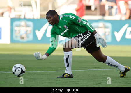 Luglio 17, 2010 - Bridgeview, Illinois, Stati Uniti d'America - 17 luglio10: Chicago Fire portiere Sean Johnson (25) distribuisce la sfera durante il Gruppo B SuperLiga corrispondenza tra l incendio di Chicago e il New England Revolution in Toyota Park di Bridgeview, Illinois. La rivoluzione ha sconfitto il fuoco 1-0..Mandatory Credit: John Rowland / Southcreek globale di credito (Immagine: © Southcr Foto Stock