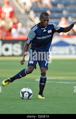 Luglio 17, 2010 - Bridgeview, Illinois, Stati Uniti d'America - 17 luglio10: Nuova Inghilterra rivoluzione centrocampista Sainey Nyassi (17) dribbling la sfera upfield durante il Gruppo B SuperLiga corrispondenza tra l incendio di Chicago e il New England Revolution in Toyota Park di Bridgeview, Illinois. La rivoluzione ha sconfitto il fuoco 1-0..Mandatory Credit: John Rowland / Southcreek Global (credito Foto Stock