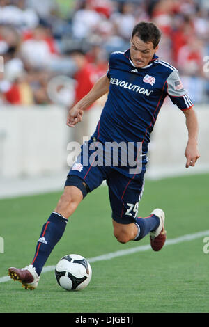 Luglio 17, 2010 - Bridgeview, Illinois, Stati Uniti d'America - 17 luglio10: Nuova Inghilterra centrocampista Marko Perovic (29) mantiene un pass erranti inbounds durante il Gruppo B SuperLiga corrispondenza tra l incendio di Chicago e il New England Revolution in Toyota Park di Bridgeview, Illinois. La rivoluzione ha sconfitto il fuoco 1-0..Mandatory Credit: John Rowland / Southcreek globale di credito (immagine: Foto Stock