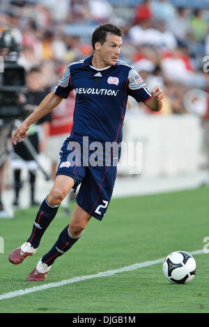 Luglio 17, 2010 - Bridgeview, Illinois, Stati Uniti d'America - 17 luglio10: Nuova Inghilterra centrocampista Marko Perovic (29) guarda ad attraversare la palla a un compagno di squadra durante il Gruppo B SuperLiga corrispondenza tra l incendio di Chicago e il New England Revolution in Toyota Park di Bridgeview, Illinois. La rivoluzione ha sconfitto il fuoco 1-0..Mandatory Credit: John Rowland / Southcreek Global (credito Foto Stock