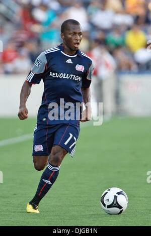 Luglio 17, 2010 - Bridgeview, Illinois, Stati Uniti d'America - 17 luglio10: Nuova Inghilterra rivoluzione centrocampista Sainey Nyassi (17) dribbling la sfera upfield durante il Gruppo B SuperLiga corrispondenza tra l incendio di Chicago e il New England Revolution in Toyota Park di Bridgeview, Illinois. La rivoluzione ha sconfitto il fuoco 1-0..Mandatory Credit: John Rowland / Southcreek Global (credito Foto Stock