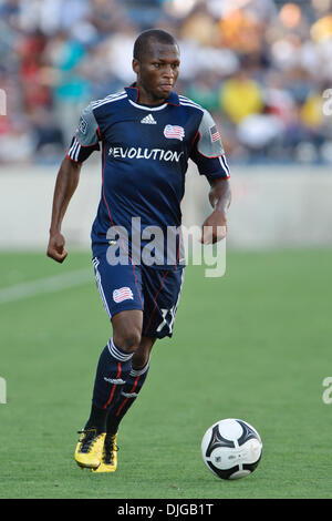 Luglio 17, 2010 - Bridgeview, Illinois, Stati Uniti d'America - 17 luglio10: Nuova Inghilterra rivoluzione centrocampista Sainey Nyassi (17) dribbling la sfera upfield durante il Gruppo B SuperLiga corrispondenza tra l incendio di Chicago e il New England Revolution in Toyota Park di Bridgeview, Illinois. La rivoluzione ha sconfitto il fuoco 1-0..Mandatory Credit: John Rowland / Southcreek Global (credito Foto Stock