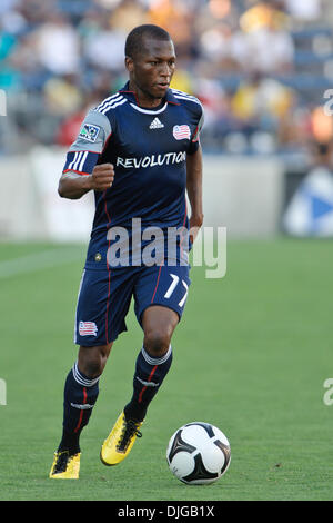 Luglio 17, 2010 - Bridgeview, Illinois, Stati Uniti d'America - 17 luglio10: Nuova Inghilterra rivoluzione centrocampista Sainey Nyassi (17) dribbling la sfera upfield durante il Gruppo B SuperLiga corrispondenza tra l incendio di Chicago e il New England Revolution in Toyota Park di Bridgeview, Illinois. La rivoluzione ha sconfitto il fuoco 1-0..Mandatory Credit: John Rowland / Southcreek Global (credito Foto Stock
