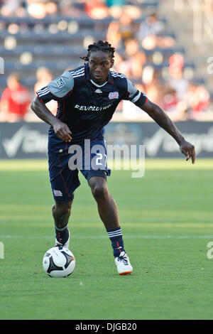 Luglio 17, 2010 - Bridgeview, Illinois, Stati Uniti d'America - 17 luglio10: Nuova Inghilterra rivoluzione centrocampista Shalrie Joseph (21) dribbling la sfera upfield durante il Gruppo B SuperLiga corrispondenza tra l incendio di Chicago e il New England Revolution in Toyota Park di Bridgeview, Illinois. La rivoluzione ha sconfitto il fuoco 1-0..Mandatory Credit: John Rowland / Southcreek Global (credito Foto Stock