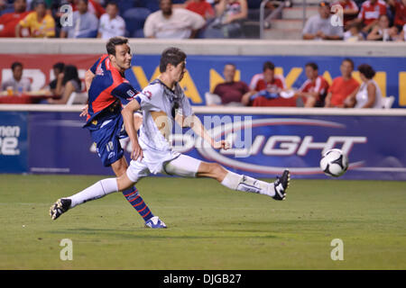 Luglio 17, 2010 - Bridgeview, Illinois, Stati Uniti d'America - 17 luglio10: Monarcas Morelia avanti Luis Gabriel Rey (18) germogli passato Puma defender Mario Antonio Palacios (3) durante il Gruppo B SuperLiga match tra Monarcas Morelia e Puma UNAM al Toyota Park di Bridgeview, Illinois. Le squadre hanno giocato a un 2-2 disegnare..Mandatory Credit: John Rowland / Southcreek Global (credito Foto Stock