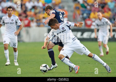 Luglio 17, 2010 - Bridgeview, Illinois, Stati Uniti d'America - 17 luglio10: Chicago Fire in avanti Stefan Dimitrov (7) ha la palla presi da lui da New England Revolution centrocampista Chris Tierney (8) durante il Gruppo B Superliga corrispondenza tra l incendio di Chicago e il New England Revolution in Toyota Park di Bridgeview, Illinois. La rivoluzione ha sconfitto il fuoco 1-0..Mandatory cred Foto Stock
