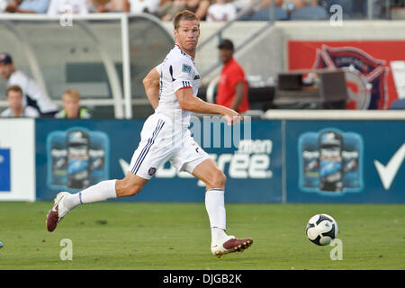 Luglio 17, 2010 - Bridgeview, Illinois, Stati Uniti d'America - 17 luglio10: Chicago Fire in avanti Brian McBride (20) cerca un compagno di squadra per attraversare la palla durante il Gruppo B Superliga corrispondenza tra l incendio di Chicago e il New England Revolution in Toyota Park di Bridgeview, Illinois. La rivoluzione ha sconfitto il fuoco 1-0..Mandatory Credit: John Rowland / Southcreek globale (cred Foto Stock