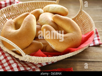 Mini panini dolci crescent sul tavolo di legno Foto Stock