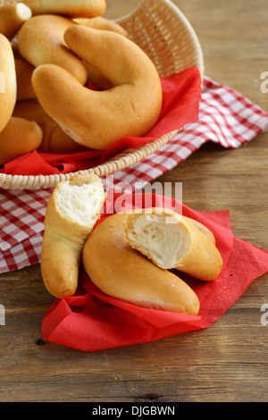 Mini panini dolci crescent sul tavolo di legno Foto Stock