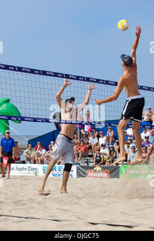 Luglio 18, 2010 - Hermosa Beach, CA, Stati Uniti d'America - 18 Luglio 2010: Phil Dalhausser si innalza al di sopra di Matt Prosser. Dalhausser e Rogers beat Prosser e Mayer per passare alle semifinali al AVP Nivea Tour in Hermosa Beach, CA. Credito: Josh Cappella / Southcreek globale di credito (Immagine: © Southcreek globale/ZUMApress.com) Foto Stock