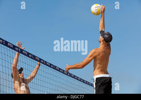 Luglio 18, 2010 - Hermosa Beach, CA, Stati Uniti d'America - 18 Luglio 2010: Phil Dalhausser si innalza al di sopra di Matt Prosser. Dalhausser e Rogers beat Prosser e Mayer per passare alle semifinali al AVP Nivea Tour in Hermosa Beach, CA. Credito: Josh Cappella / Southcreek globale di credito (Immagine: © Southcreek globale/ZUMApress.com) Foto Stock