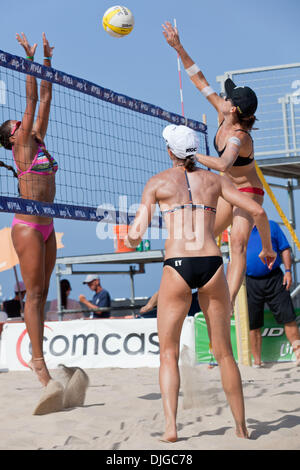 Luglio 18, 2010 - Hermosa Beach, CA, Stati Uniti d'America - 18 Luglio 2010: Rachel Scott martelli la palla oltre Prescilla Lima come il suo compagno di squadra Elaine Youngs orologi. Scott e EY beat Lima e Lewis per passare alla semi-finale all'AVP Nivea Tour in Hermosa Beach, CA. Credito: Josh Cappella / Southcreek globale di credito (Immagine: © Southcreek globale/ZUMApress.com) Foto Stock