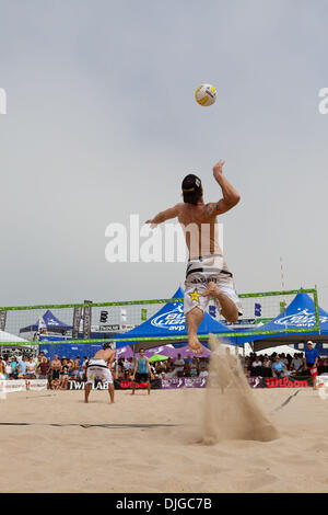 Luglio 18, 2010 - Hermosa Beach, CA, Stati Uniti d'America - 18 Luglio 2010: John Hyden serve fino a John Mayer e Matt Prosser. Hyden e il compagno di squadra Sean Scott ha vinto per passare alla semi-finale all'AVP Nivea Tour in Hermosa Beach, CA. Credito: Josh Cappella / Southcreek globale di credito (Immagine: © Southcreek globale/ZUMApress.com) Foto Stock