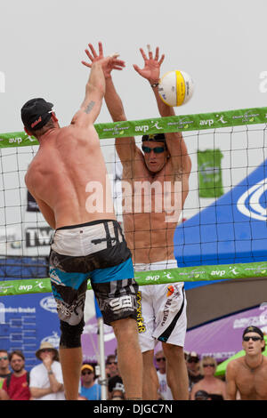 Luglio 18, 2010 - Hermosa Beach, CA, Stati Uniti d'America - 18 Luglio 2010: John Hyden ottiene il blocco contro Matt Prosser. Hyden e il compagno di squadra Sean Scott ha vinto per passare alla semi-finale all'AVP Nivea Tour in Hermosa Beach, CA. Credito: Josh Cappella / Southcreek globale di credito (Immagine: © Southcreek globale/ZUMApress.com) Foto Stock