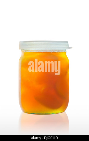 Un vasetto di deliziosa marmellata di albicocche fatta in casa con grandi pezzi di frutta, su uno sfondo bianco, con la riflessione sul tavolo Foto Stock