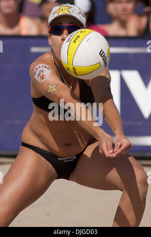 Aprile Ross mantiene il suo occhio sulla palla durante la donna della partita finale del Nivea AVP Pro Beach Volleyball Tour torneo fermata in Hermosa Beach in California. (Credito Immagine: © Tony Leon/Southcreek globale/ZUMApress.com) Foto Stock