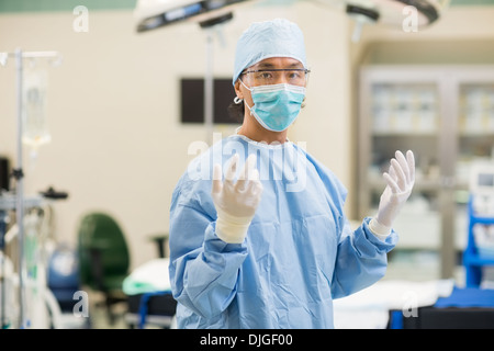 Medico chirurgo In camici chirurgici Foto Stock