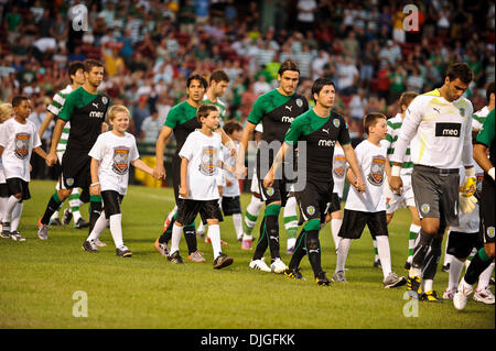 Luglio 21, 2010 - Boston, Massachusetts, Stati Uniti d'America - 21 Luglio 2010: entrambe le squadre a piedi sul campo con i giovani provenienti dalla zona. Celtic FC ha sconfitto Sporting 6 - 5 nei rigori, con un finale 1 - il punteggio 1 durante un amichevole internazionale al Fenway Park di Boston, Massachusetts per vincere il primo Fenway sfida di calcio..Mandatory Credit: Geoff Bolte / Southcreek globale (Cr Foto Stock