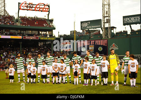 Luglio 21, 2010 - Boston, Massachusetts, Stati Uniti d'America - 21 Luglio 2010: Il Celtic FC antipasti stand del passo prima del inizio del calcio al Fenway. Celtic FC ha sconfitto Sporting 6 - 5 nei rigori, con un finale 1 - il punteggio 1 durante un amichevole internazionale al Fenway Park di Boston, Massachusetts per vincere il primo Fenway sfida di calcio..Mandatory Credit: Geoff Bolte Foto Stock