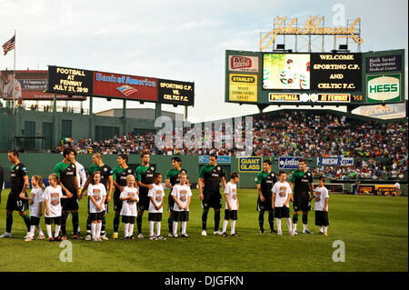 Luglio 21, 2010 - Boston, Massachusetts, Stati Uniti d'America - 21 Luglio 2010: Sporting Clube de Portugal antipasti stand del passo prima del inizio del calcio al Fenway. Celtic FC ha sconfitto Sporting 6 - 5 nei rigori, con un finale 1 - il punteggio 1 durante un amichevole internazionale al Fenway Park di Boston, Massachusetts per vincere il primo Fenway sfida di calcio..Mandatory Cre Foto Stock