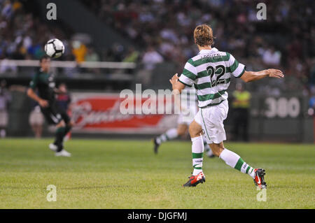 Luglio 21, 2010 - Boston, Massachusetts, Stati Uniti d'America - 21 Luglio 2010: Celtic defender Glenn Loovens (22) cancella la palla dall'infield al Fenway che è stata coperta da erba per il calcio al Fenway corrispondono. Celtic FC ha sconfitto Sporting 6 - 5 nei rigori, con un finale 1 - il punteggio 1 durante un amichevole internazionale al Fenway Park di Boston, Massachusetts per vincere il primo Foto Stock