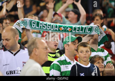 Luglio 21, 2010 - Boston, Massachusetts, Stati Uniti d'America - 21 Luglio 2010: Celtic fans mostrano il loro orgoglio. Celtic FC ha sconfitto Sporting 6 - 5 nei rigori, con un finale 1 - il punteggio 1 durante un amichevole internazionale al Fenway Park di Boston, Massachusetts per vincere il primo Fenway sfida di calcio..Mandatory Credit: Geoff Bolte / Southcreek globale di credito (Immagine: © Southcreek Glob Foto Stock