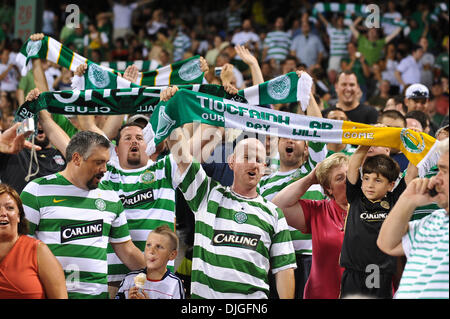 Luglio 21, 2010 - Boston, Massachusetts, Stati Uniti d'America - 21 Luglio 2010: Celtic fans mostrano il loro orgoglio. Celtic FC ha sconfitto Sporting 6 - 5 nei rigori, con un finale 1 - il punteggio 1 durante un amichevole internazionale al Fenway Park di Boston, Massachusetts per vincere il primo Fenway sfida di calcio. Credito: Geoff Bolte / Southcreek globale di credito (Immagine: © Southcreek Glob Foto Stock