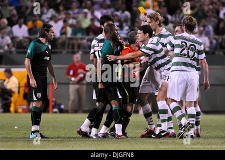 Luglio 21, 2010 - Boston, Massachusetts, Stati Uniti d'America - 21 Luglio 2010: eventi sportivi e lettori di musica celtica rissa dopo un alterco che ha portato ad un cartellino giallo. Celtic FC ha sconfitto Sporting 6 - 5 nei rigori, con un finale 1 - il punteggio 1 durante un amichevole internazionale al Fenway Park di Boston, Massachusetts per vincere il primo Fenway sfida di calcio..Mandatory Credit: Geoff Bol Foto Stock