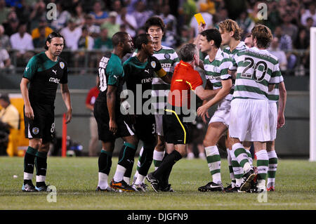 Luglio 21, 2010 - Boston, Massachusetts, Stati Uniti d'America - 21 Luglio 2010: eventi sportivi e lettori di musica celtica rissa dopo un alterco che ha portato ad un cartellino giallo. Celtic FC ha sconfitto Sporting 6 - 5 nei rigori, con un finale 1 - il punteggio 1 durante un amichevole internazionale al Fenway Park di Boston, Massachusetts per vincere il primo Fenway sfida di calcio..Mandatory Credit: Geoff Bol Foto Stock