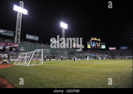 Luglio 21, 2010 - Boston, Massachusetts, Stati Uniti d'America - 21 Luglio 2010: una folla di 32,162 uscì per vedere il Fenway sfida di calcio. Celtic FC ha sconfitto Sporting 6 - 5 nei rigori, con un finale 1 - il punteggio 1 durante un amichevole internazionale al Fenway Park di Boston, Massachusetts per vincere il primo Fenway sfida di calcio. Credito: Geoff Bolte / Southcreek Glob Foto Stock