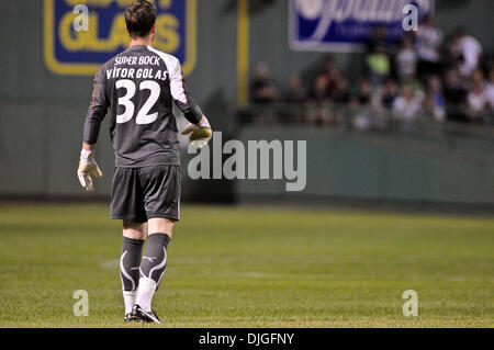 Luglio 21, 2010 - Boston, Massachusetts, Stati Uniti d'America - 21 Luglio 2010: Sporting portiere Vitor Golas (32) si trova a circa dove la breve sosta sarebbe stand al Fenway Park, infield era coperto con erba sintetica per il calcio Fenway sfida. Celtic FC ha sconfitto Sporting 6 - 5 nei rigori, con un finale 1 - il punteggio 1 durante un amichevole internazionale a Fenway Park, Boston, Foto Stock