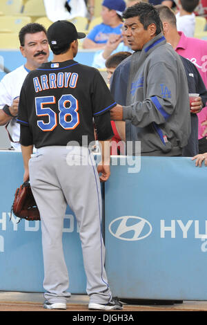 Luglio 23, 2010 - Los Angeles, California, Stati Uniti d'America - 23 Luglio 2010: comico George Lopez colloqui con il Mets bullpen catcher Rafael Arroyo (58) prima del gioco. Il New York Mets sconfitti i Los Angeles Dodgers al Dodger Stadium di Los Angeles, con un punteggio di 6-1. In California. Credito: Andrew Fielding / Southcreek globale di credito (Immagine: © Southcreek globale/ZUM Foto Stock