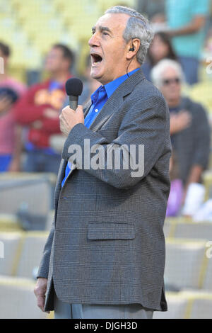 Luglio 23, 2010 - Los Angeles, California, Stati Uniti d'America - 23 Luglio 2010: Ex Dodger Ralph Mauriello canta l'inno nazionale prima di una partita. Il New York Mets sconfitti i Los Angeles Dodgers al Dodger Stadium di Los Angeles, con un punteggio di 6-1. In California. Credito: Andrew Fielding / Southcreek globale di credito (Immagine: © Southcreek globale/ZUMApress.com) Foto Stock