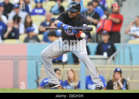 Luglio 23, 2010 - Los Angeles, California, Stati Uniti d'America - 23 Luglio 2010: Mets secondo baseman Luis Castillo (1) bunts per un colpo di base. Il New York Mets sconfitti i Los Angeles Dodgers al Dodger Stadium di Los Angeles, con un punteggio di 6-1. In California. Credito: Andrew Fielding / Southcreek globale di credito (Immagine: © Southcreek globale/ZUMApress.com) Foto Stock