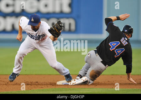 Luglio 23, 2010 - Los Angeles, California, Stati Uniti d'America - 23 Luglio 2010: New York Mets leftfielder Jason Bay è sicuro a seconda come Blake DeWitt non è in grado di gestire il lancio. Il New York Mets sconfitti i Los Angeles Dodgers al Dodger Stadium di Los Angeles, con un punteggio di 6-1. In California. Credito: Andrew Fielding / Southcreek globale di credito (Immagine: © Southcreek globale/Z Foto Stock