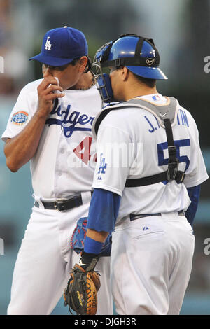 Luglio 23, 2010 - Los Angeles, California, Stati Uniti d'America - 23 Luglio 2010: Los Angeles Dodgers a partire lanciatore Vicente Padilla (44) e catcher russell Martin (55) convocare per una riunione sulla Montagnola. Il New York Mets sconfitti i Los Angeles Dodgers al Dodger Stadium di Los Angeles, con un punteggio di 6-1. In California. Credito: Andrew Fielding / Southcreek globale (Cre Foto Stock