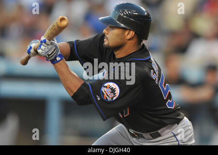 Luglio 23, 2010 - Los Angeles, California, Stati Uniti d'America - 23 Luglio 2010: Mets a partire lanciatore Johan Santana (57) si prepara a bunt nel secondo inning. Il New York Mets sconfitti i Los Angeles Dodgers al Dodger Stadium di Los Angeles, con un punteggio di 6-1. In California. Credito: Andrew Fielding / Southcreek globale di credito (Immagine: © Southcreek globale/ZUMApress.com) Foto Stock