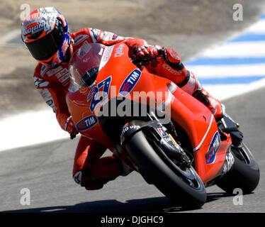 Luglio 23, 2010 - Monterey, California, Stati Uniti - CASEY STONER #27 durante la prima sessione di prove libere della MotoGP Red Bull U.S. Grand Prix a Laguna Seca Mazda Raceway. (Credito Immagine: © William Mancebo/ZUMApress.com) Foto Stock