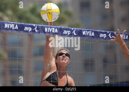 Luglio 24, 2010 - Long Beach, CA, Stati Uniti d'America - 24 Luglio 2010: Misty picchi May-Treanor la palla all'AVP Nivea Tour di Long Beach, CA. Credito: Josh Cappella / Southcreek globale di credito (Immagine: © Southcreek globale/ZUMApress.com) Foto Stock