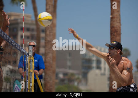 Luglio 24, 2010 - Long Beach, CA, Stati Uniti d'America - 24 Luglio 2010: Casey Jennings martelli la palla all'AVP Nivea Tour di Long Beach, CA. Credito: Josh Cappella / Southcreek globale di credito (Immagine: © Southcreek globale/ZUMApress.com) Foto Stock